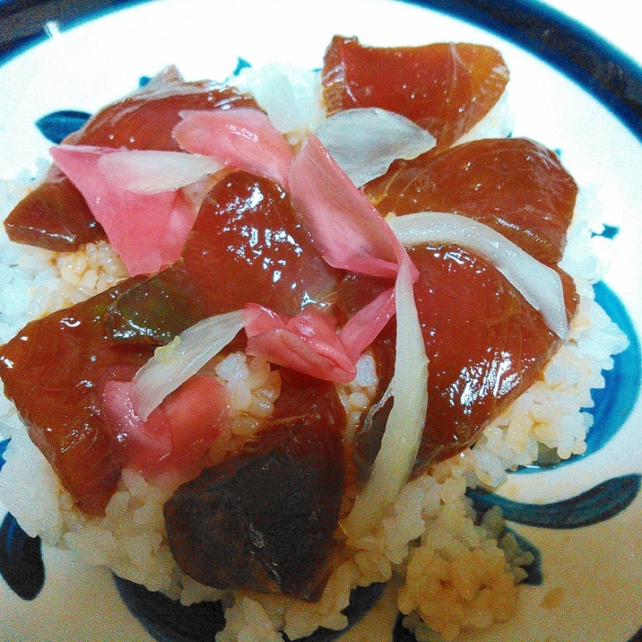 玉ねぎと紅しょうがのまぐろ漬け丼